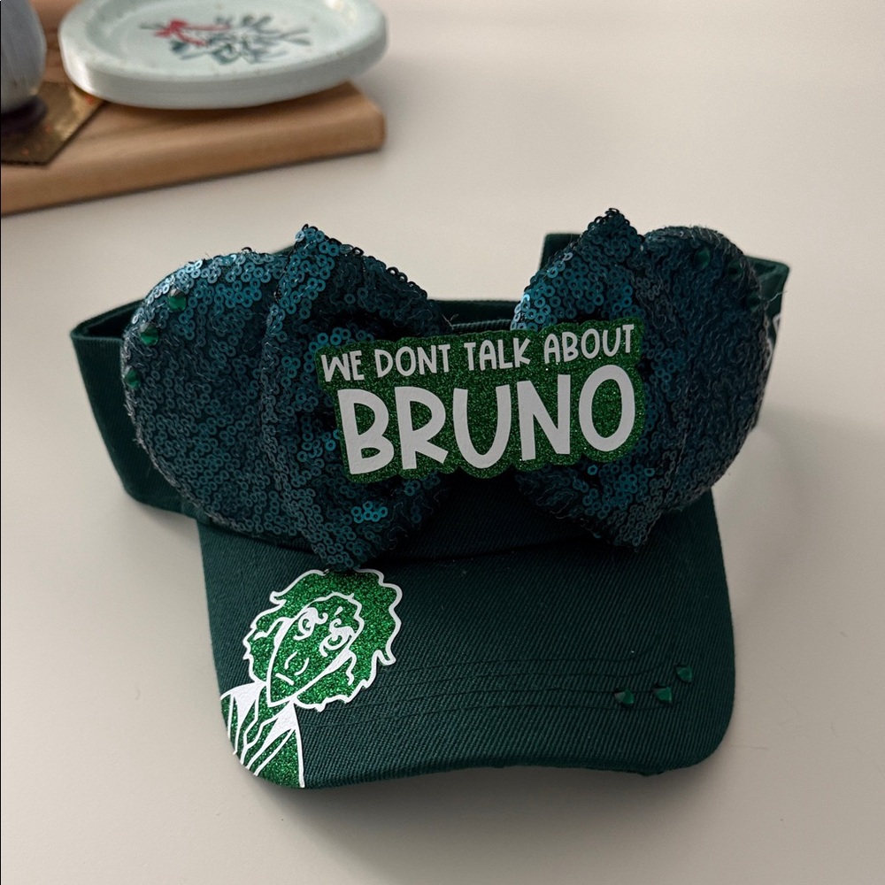 Disney visor.